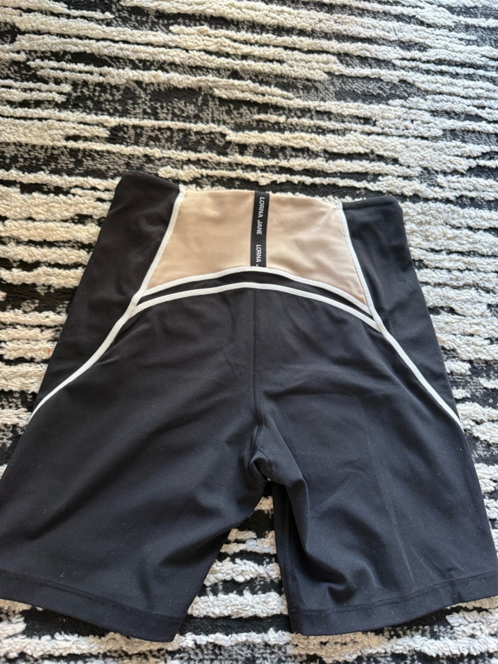 Lorna Jane Black & Cream High-Rise Bike Shorts size S